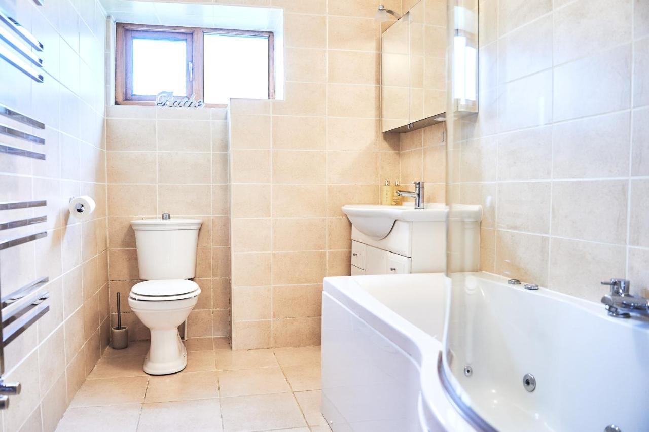 Penuwch Boathouse- Lakeside Rural Cottage Ideal For Families With Indoor Heated Pool Кармартен Экстерьер фото